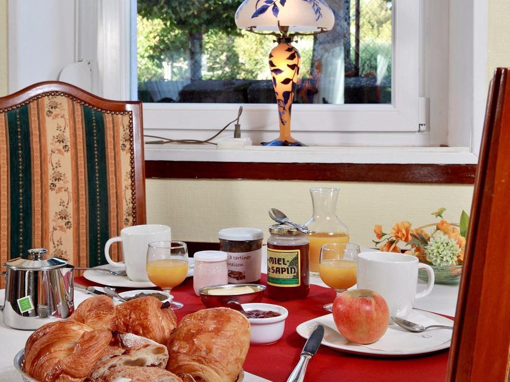 Logis Hotel & Restaurant Des Lacs Celles-sur-Plaine Exteriör bild