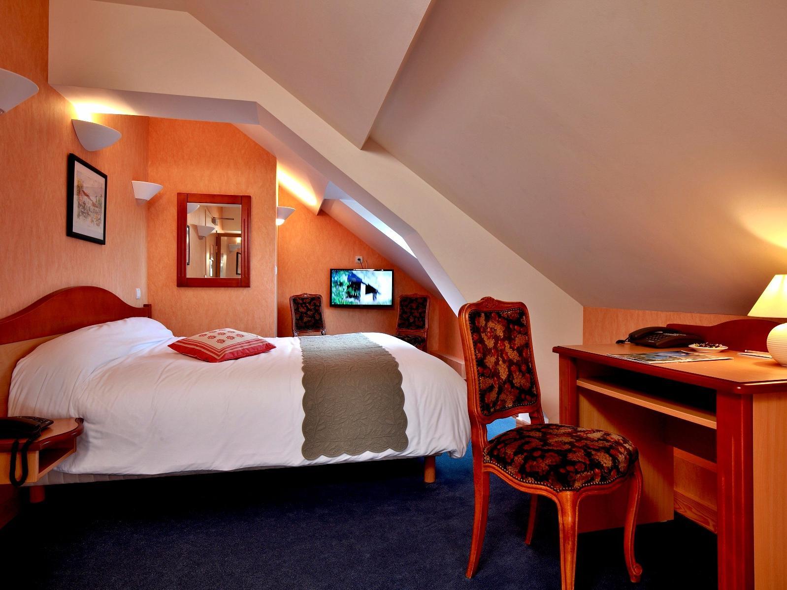 Logis Hotel & Restaurant Des Lacs Celles-sur-Plaine Exteriör bild