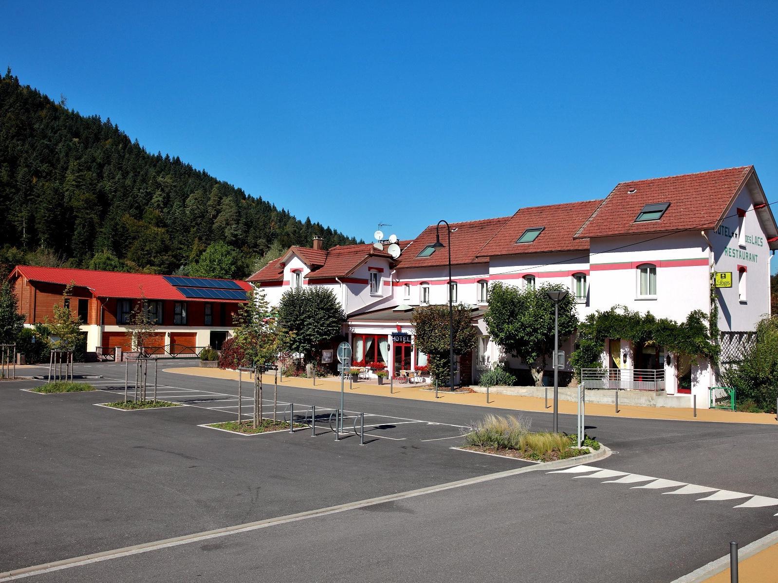 Logis Hotel & Restaurant Des Lacs Celles-sur-Plaine Exteriör bild