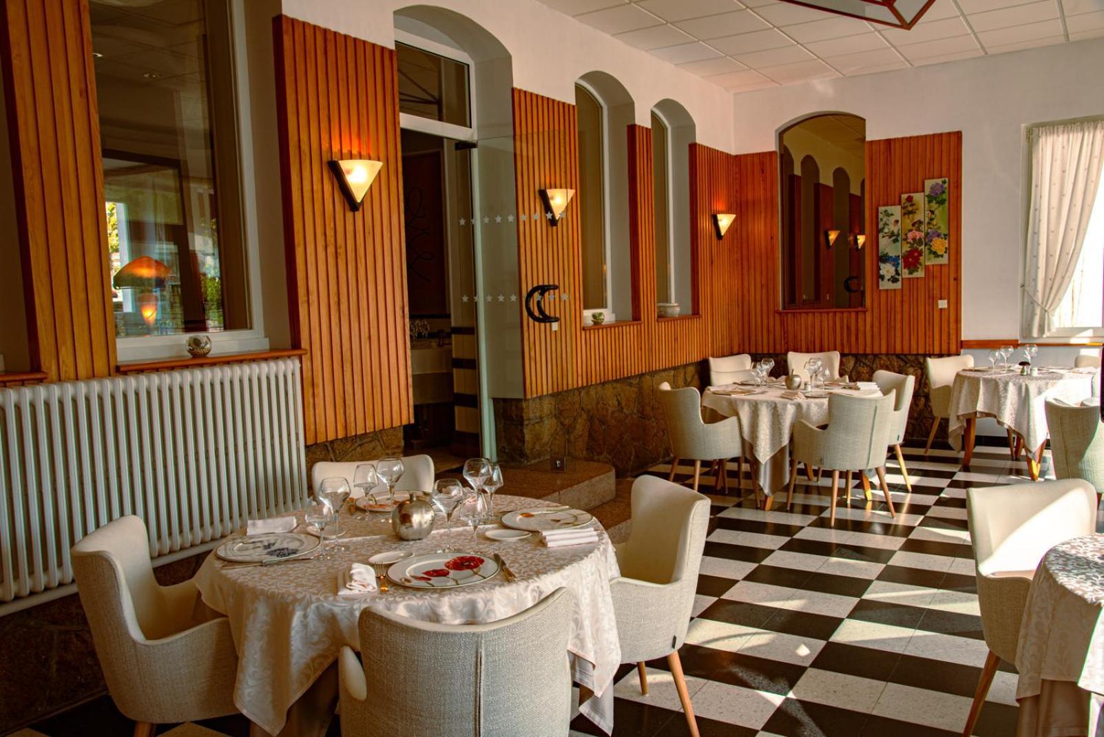 Logis Hotel & Restaurant Des Lacs Celles-sur-Plaine Exteriör bild
