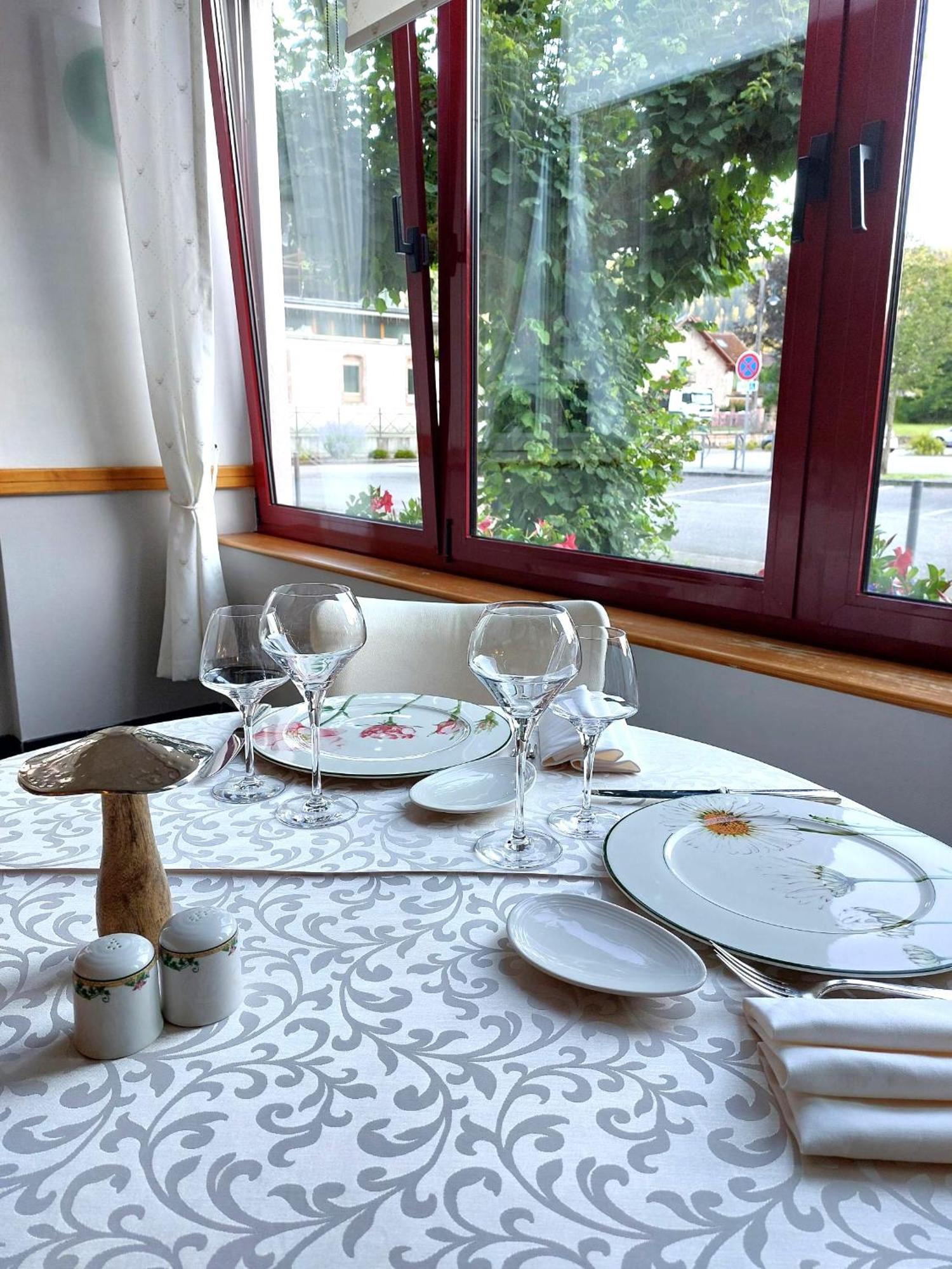 Logis Hotel & Restaurant Des Lacs Celles-sur-Plaine Exteriör bild