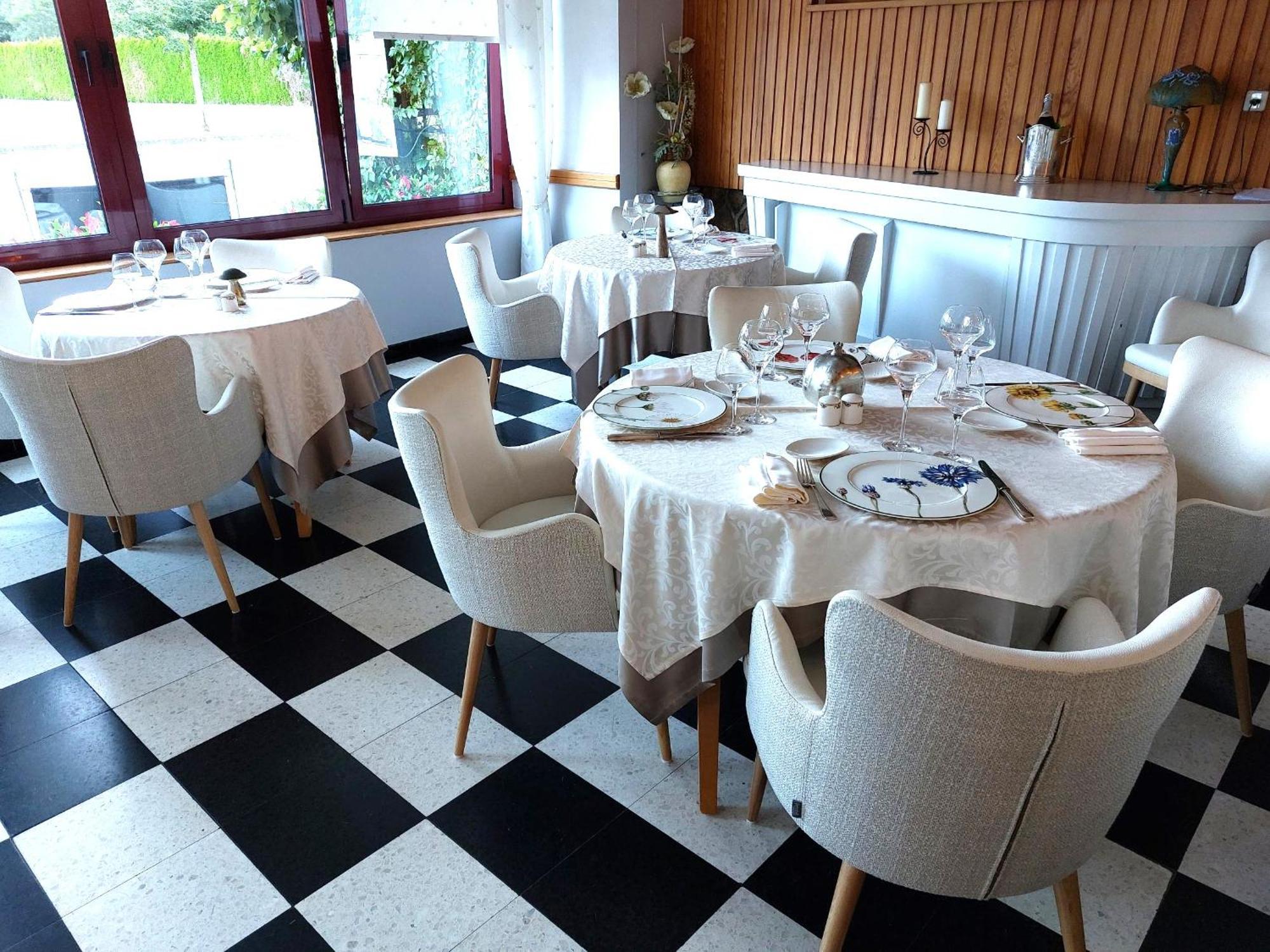 Logis Hotel & Restaurant Des Lacs Celles-sur-Plaine Exteriör bild