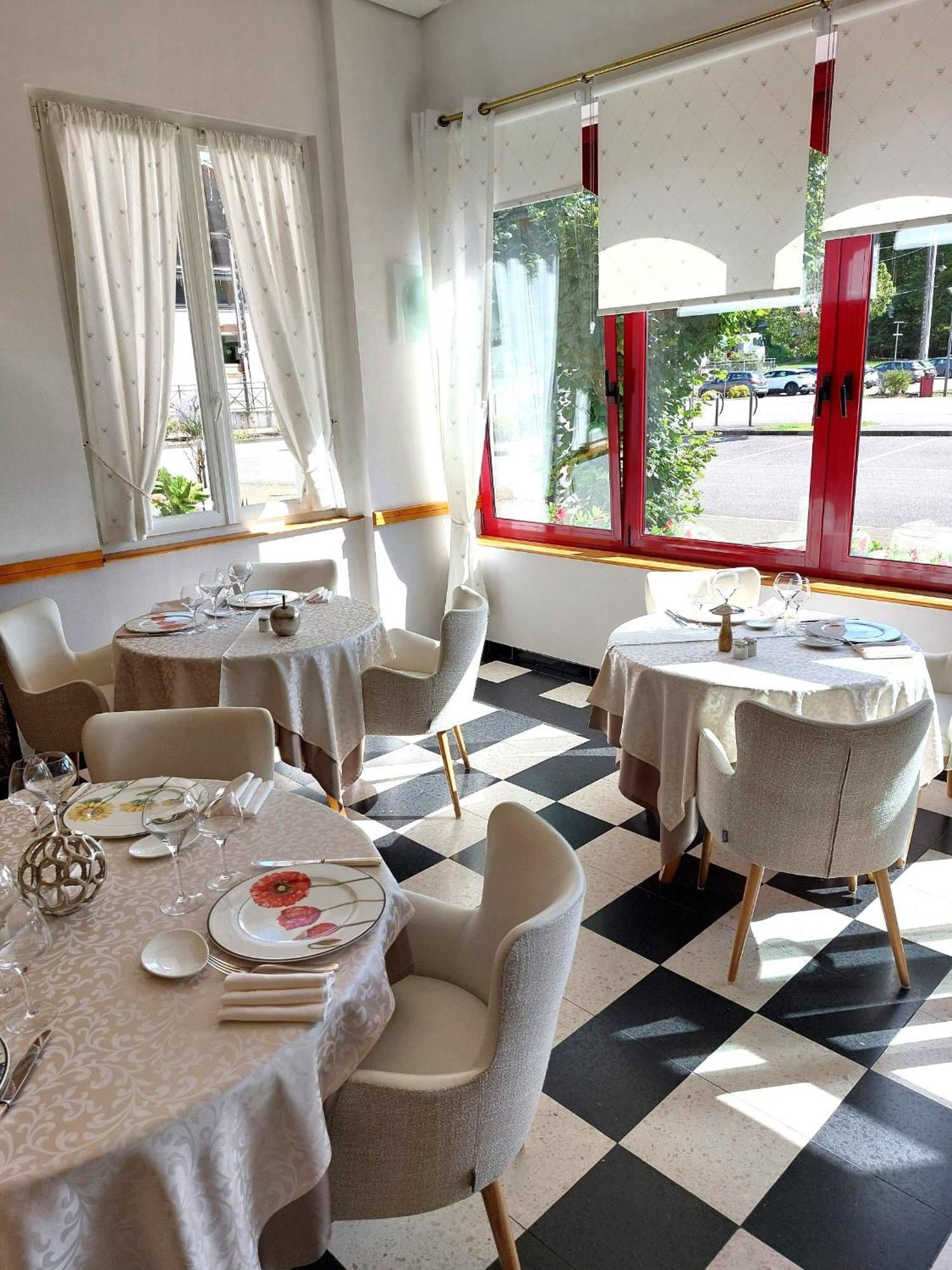 Logis Hotel & Restaurant Des Lacs Celles-sur-Plaine Exteriör bild