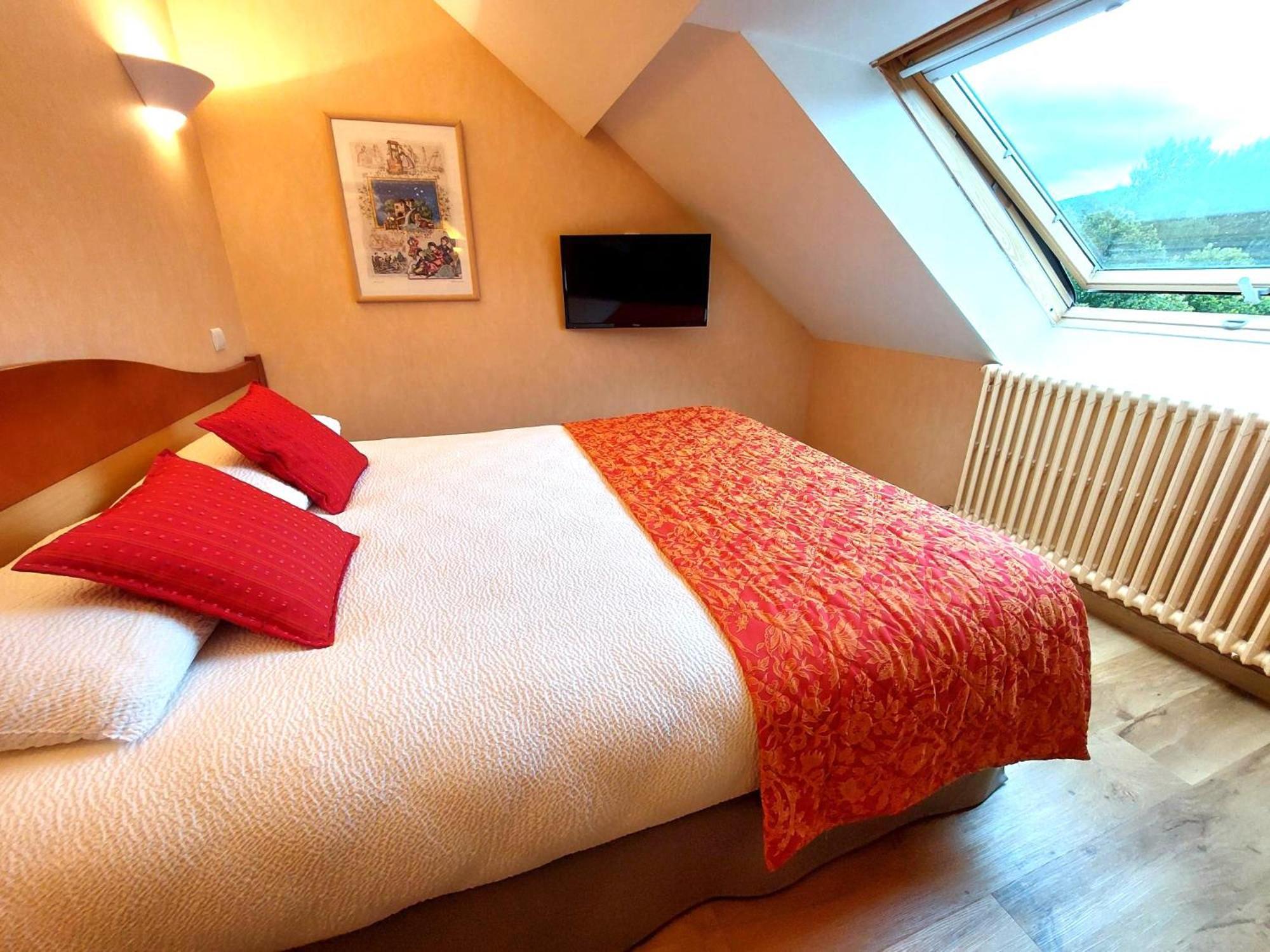 Logis Hotel & Restaurant Des Lacs Celles-sur-Plaine Exteriör bild