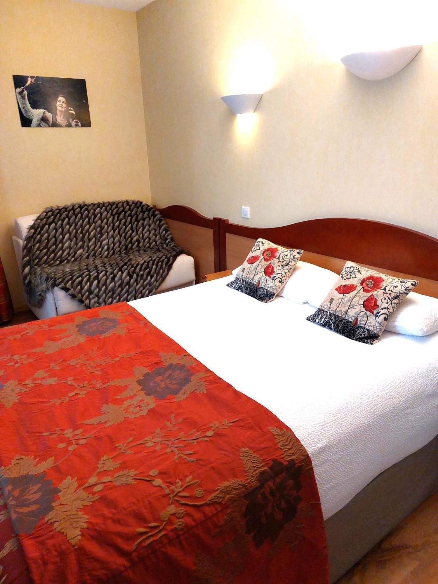 Logis Hotel & Restaurant Des Lacs Celles-sur-Plaine Exteriör bild