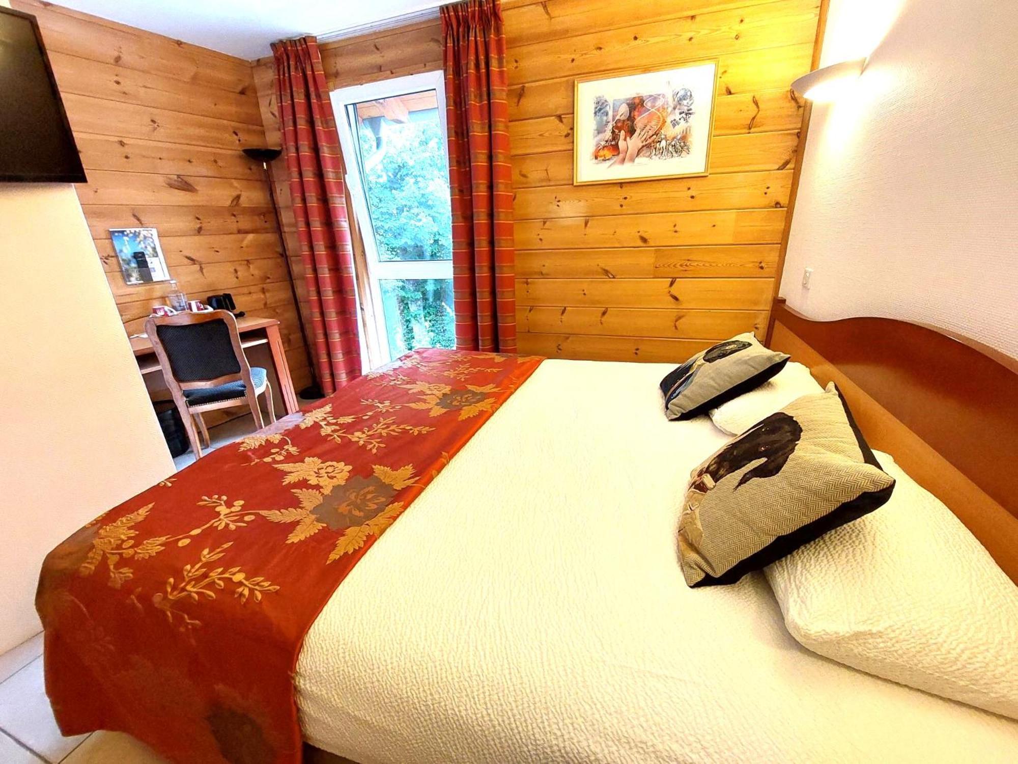 Logis Hotel & Restaurant Des Lacs Celles-sur-Plaine Exteriör bild