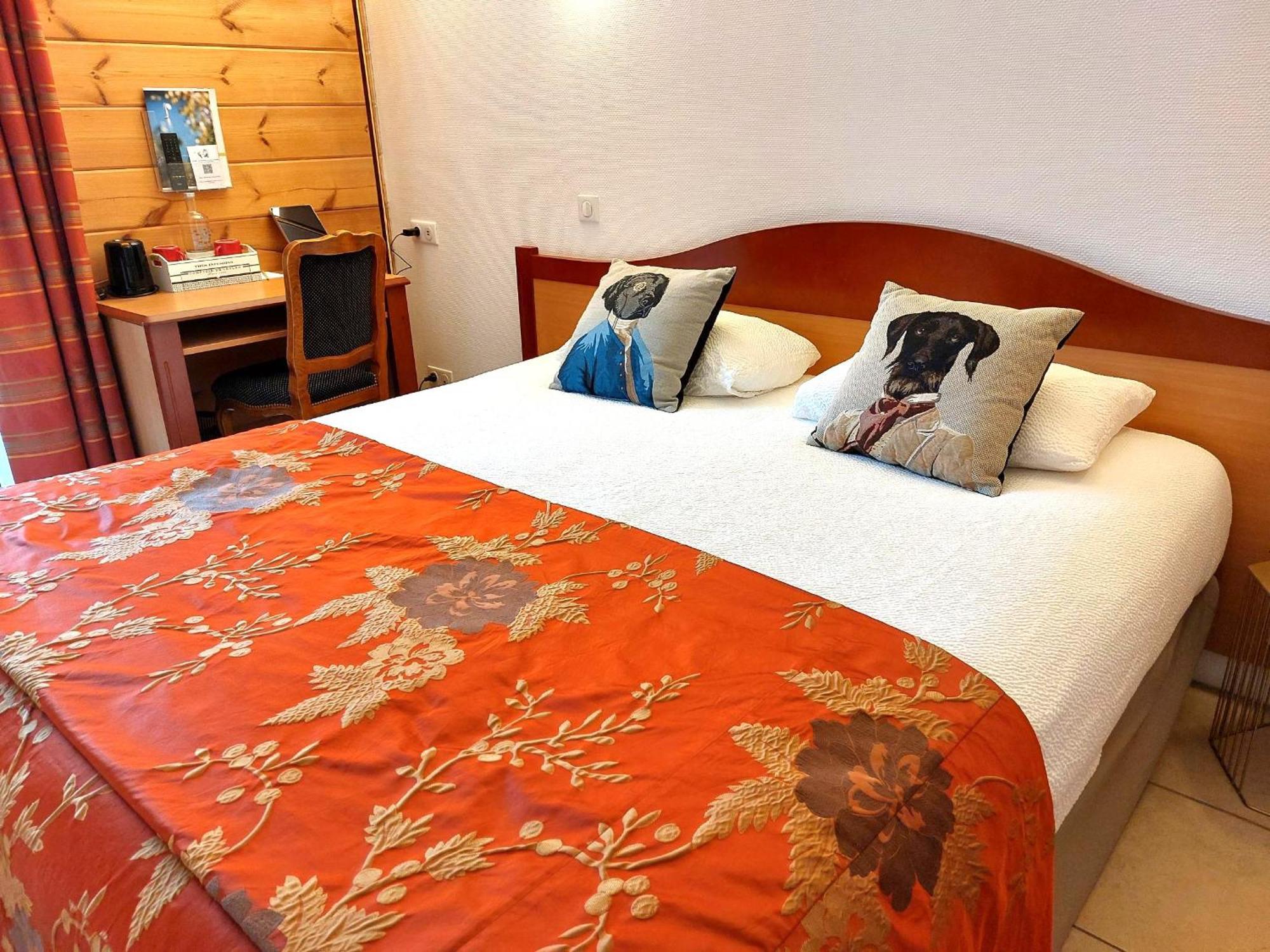 Logis Hotel & Restaurant Des Lacs Celles-sur-Plaine Exteriör bild