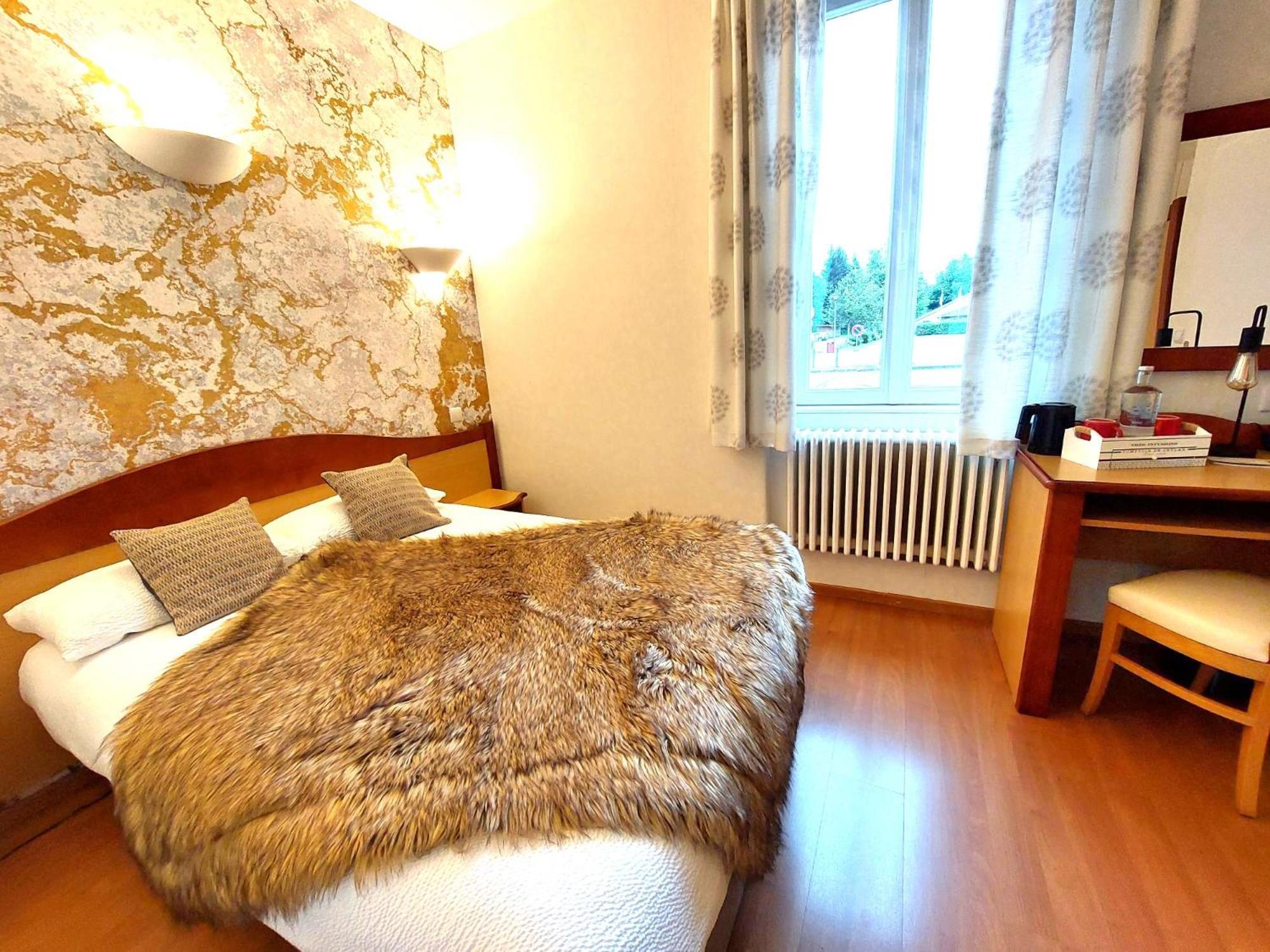 Logis Hotel & Restaurant Des Lacs Celles-sur-Plaine Exteriör bild