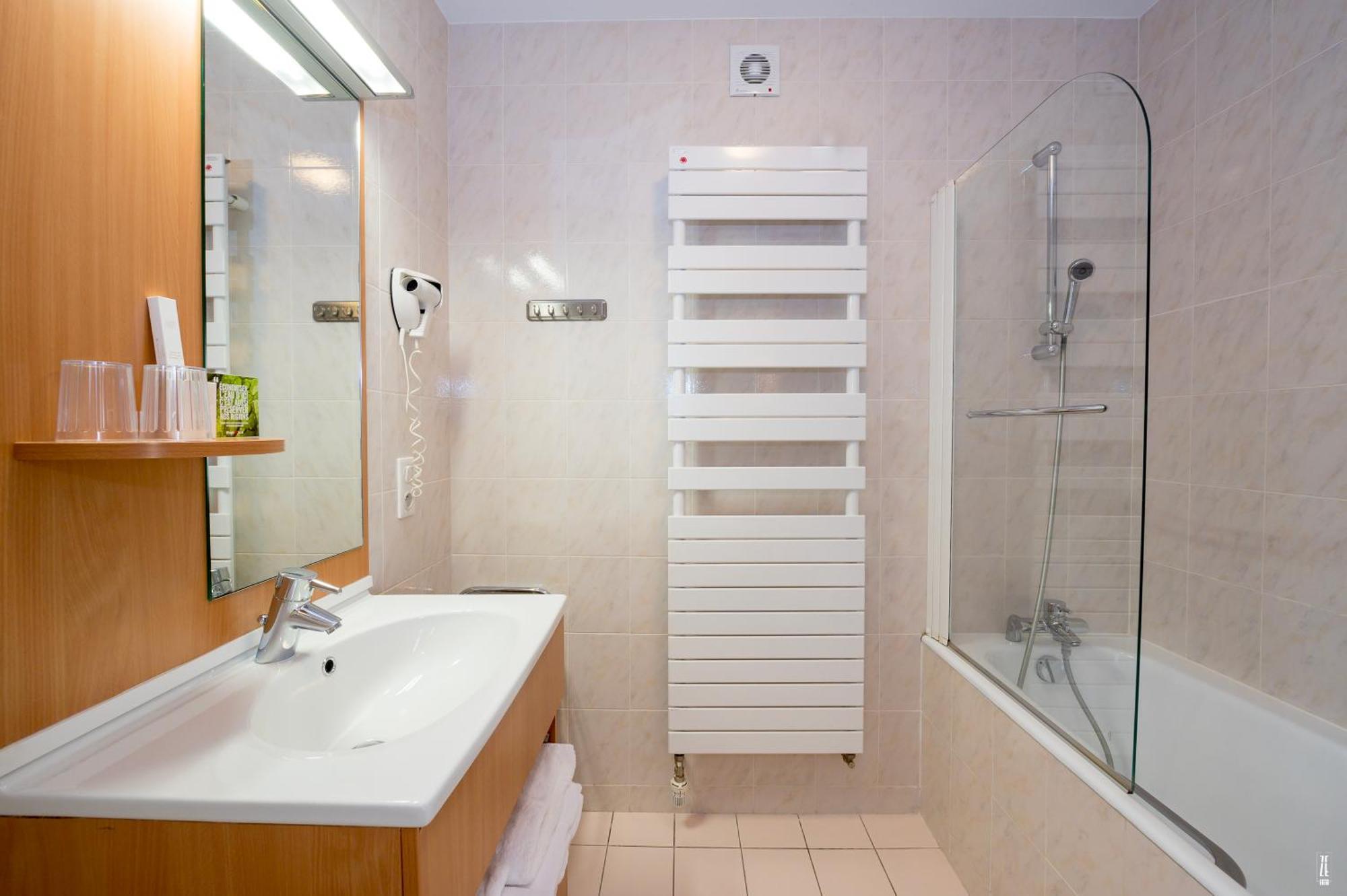 Logis Hotel & Restaurant Des Lacs Celles-sur-Plaine Exteriör bild