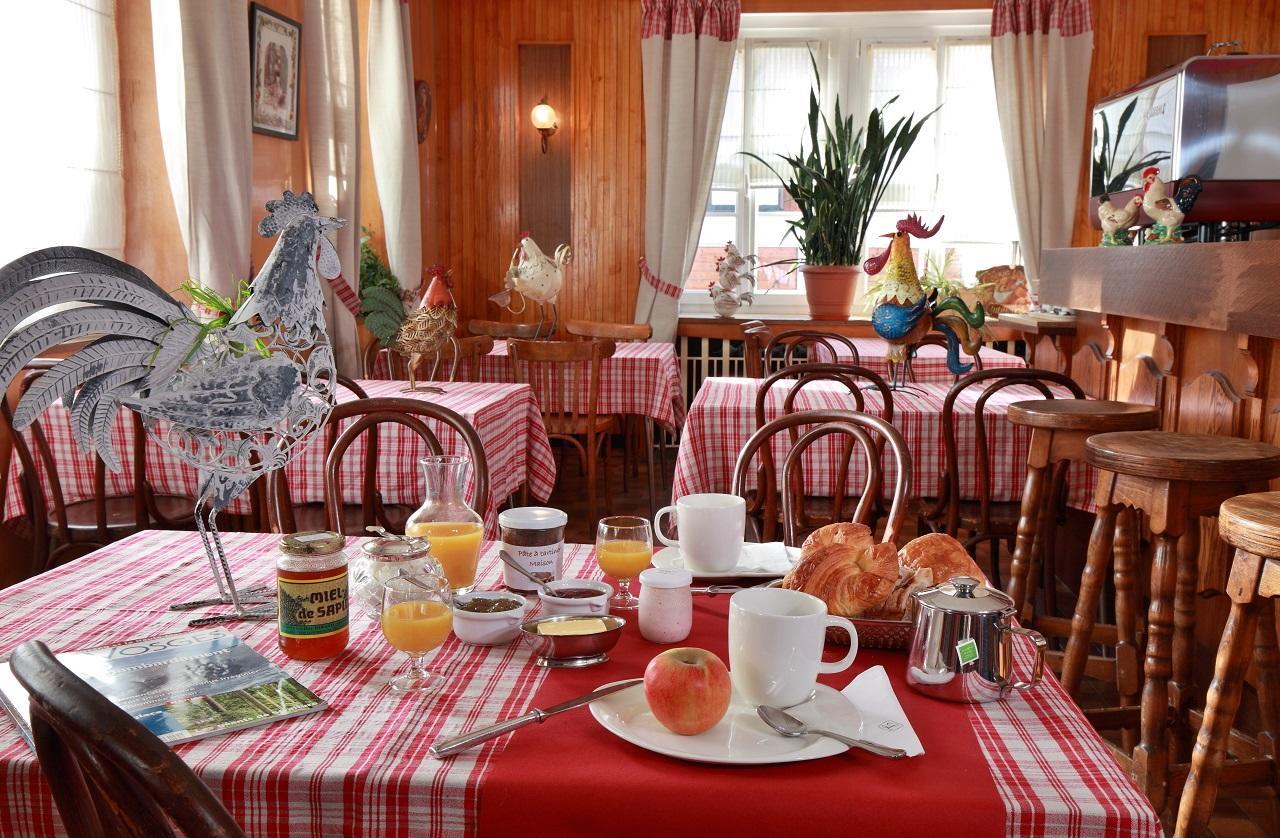 Logis Hotel & Restaurant Des Lacs Celles-sur-Plaine Exteriör bild